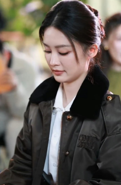 李沁的气质真的很特别，干净又有质感，不需要过多修饰就很亮眼，气质一如既往的好～