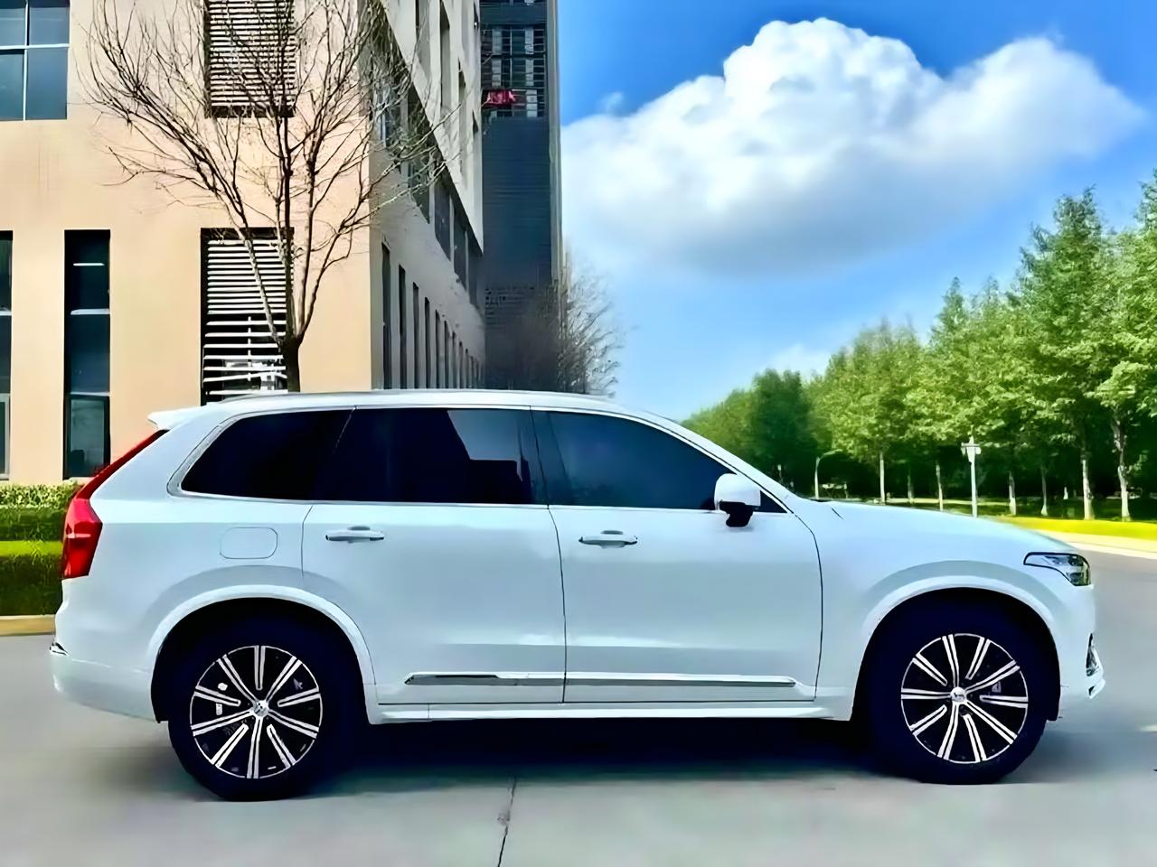 这是沃尔沃的xc90也是目前为止，我个人认为沃尔沃完善度最高的一台车。我也玩过沃