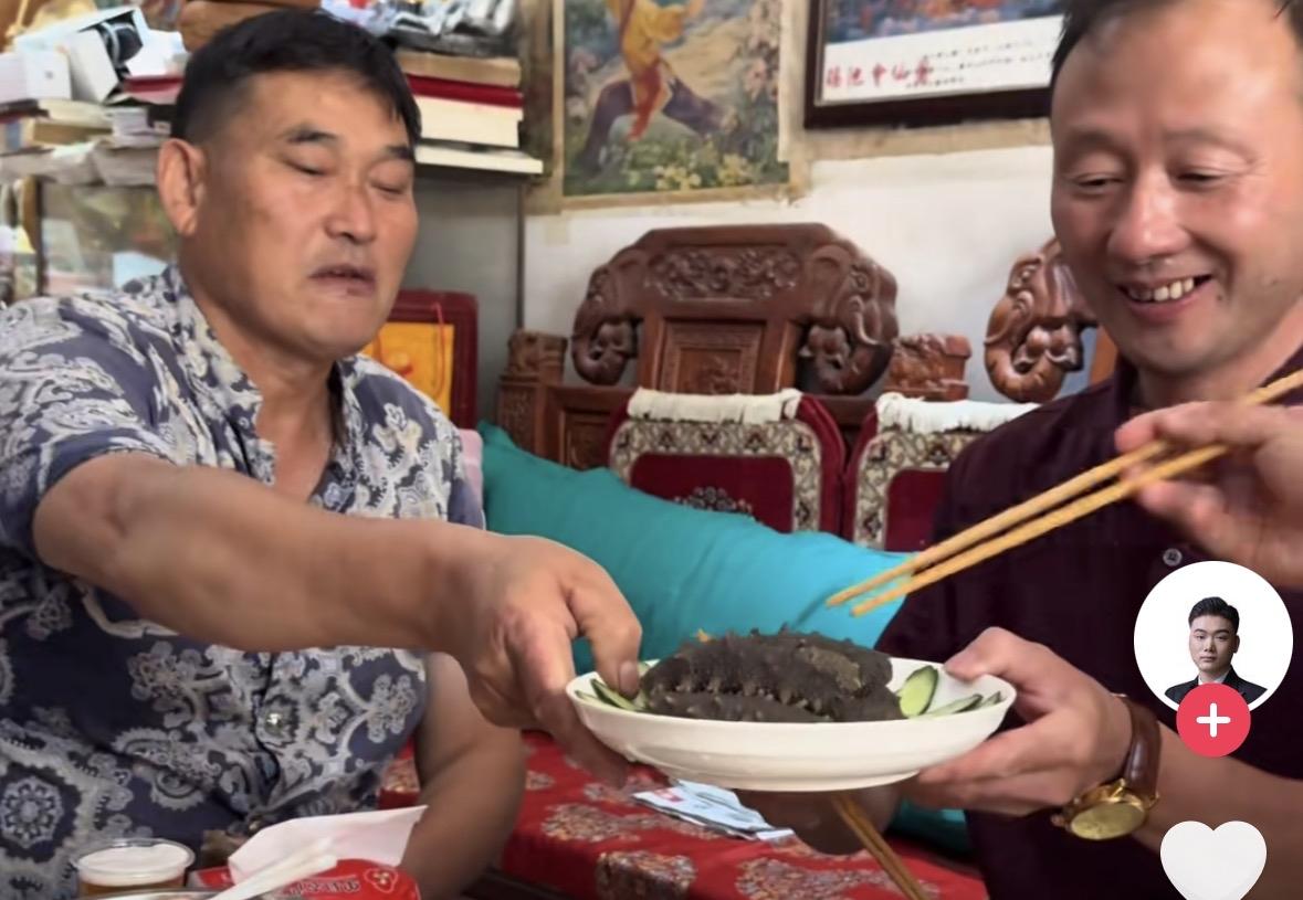 “大衣哥”朱之文的豪爽与慷慨，藏在每一次待客的用心里。他从不在意排场，只用最实在