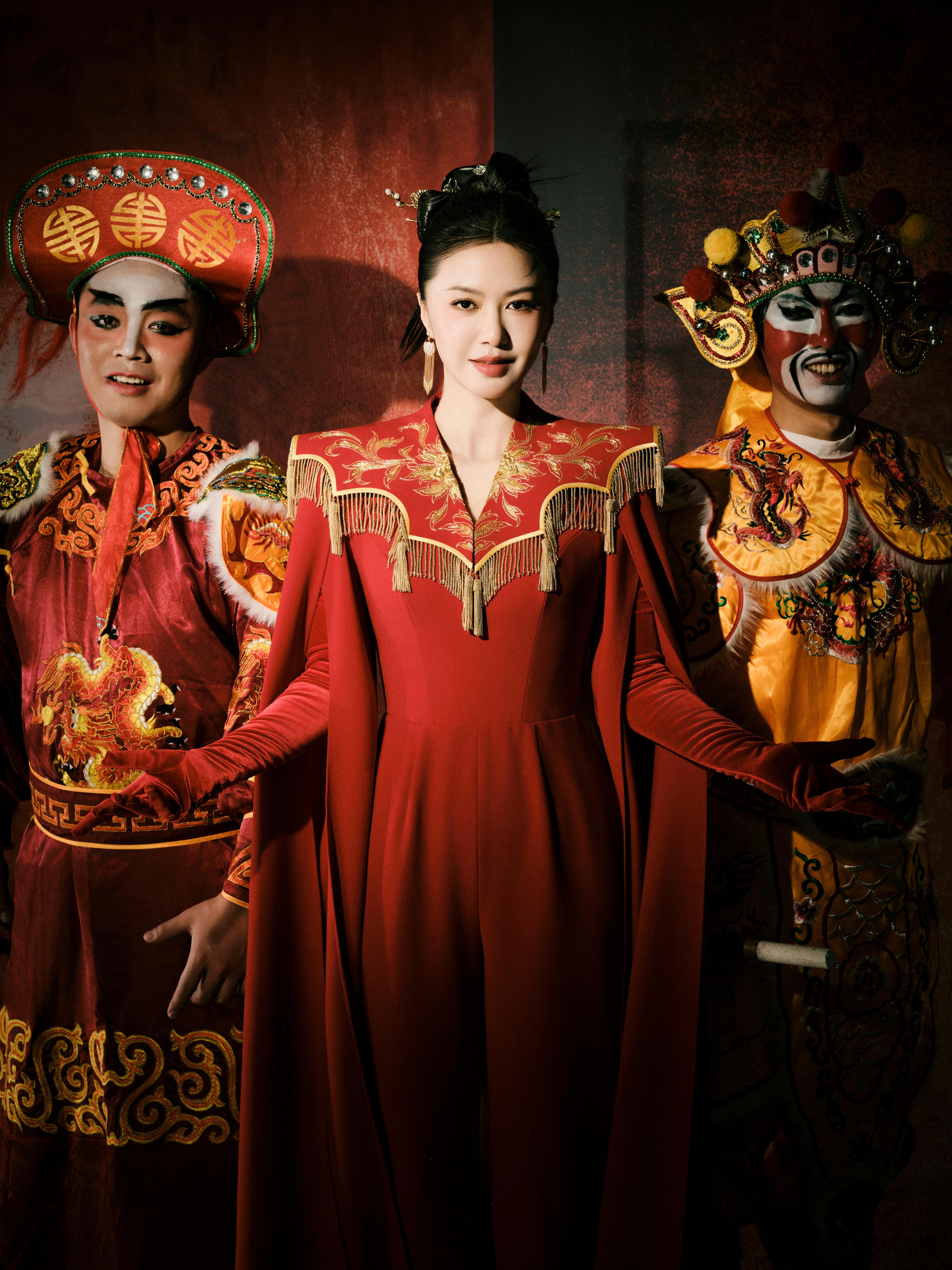 谭维维历届春晚造型大赏谭维维用造型演绎“刚柔并济”！春晚舞台上的皮质外套搭配纱