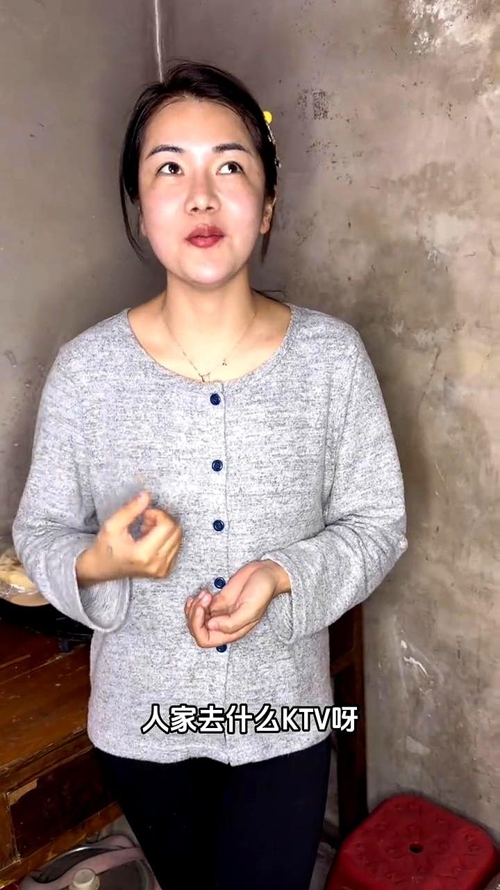 河南南阳今天飘起小雪，气温零下三度左右——在这股东北风里，95后短视频博主小赵扔