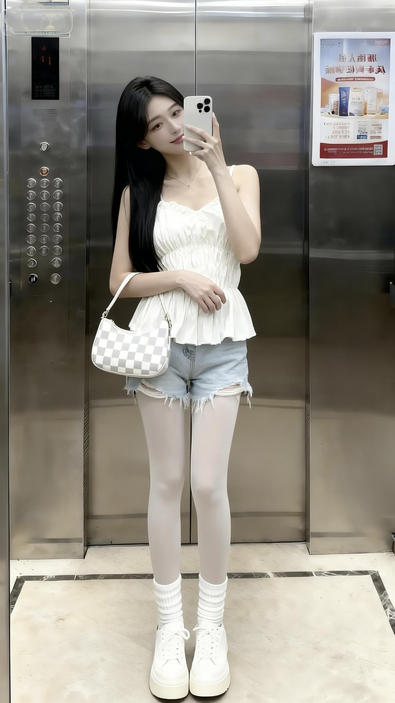 早春辣妹我先当了电梯拍照甜妹穿搭今日穿搭日常分享