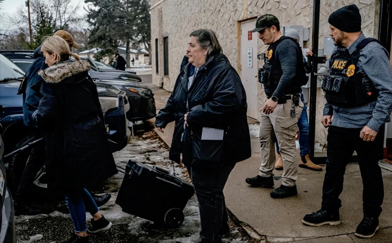 美国两党差点吵翻了天！明尼苏达州出了件大事，高达90亿美元的联邦公款不翼而飞，当