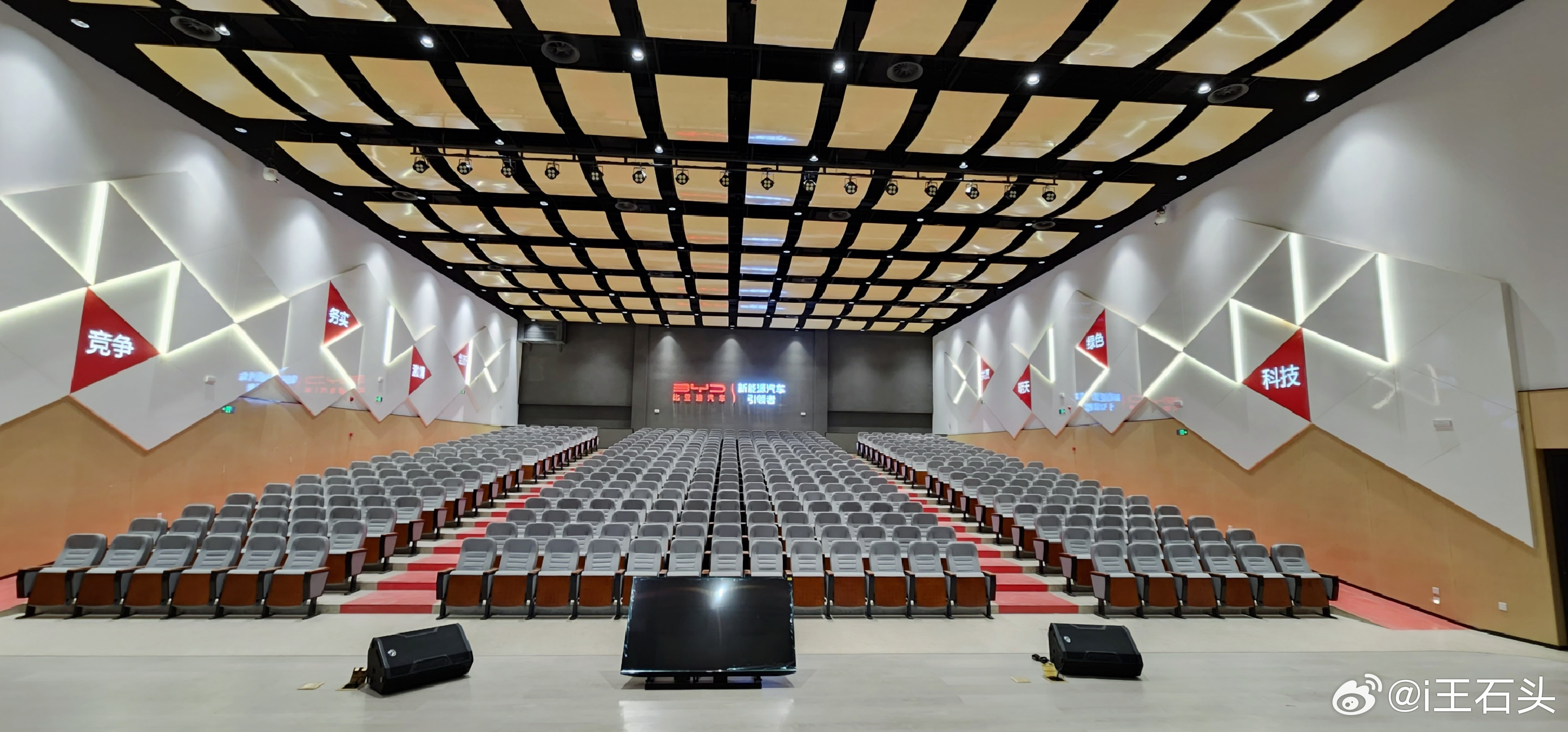 今天周末，看到网友发的比亚迪4S店的现场图，出现了人挤人现象。搭载第二代刀片电池