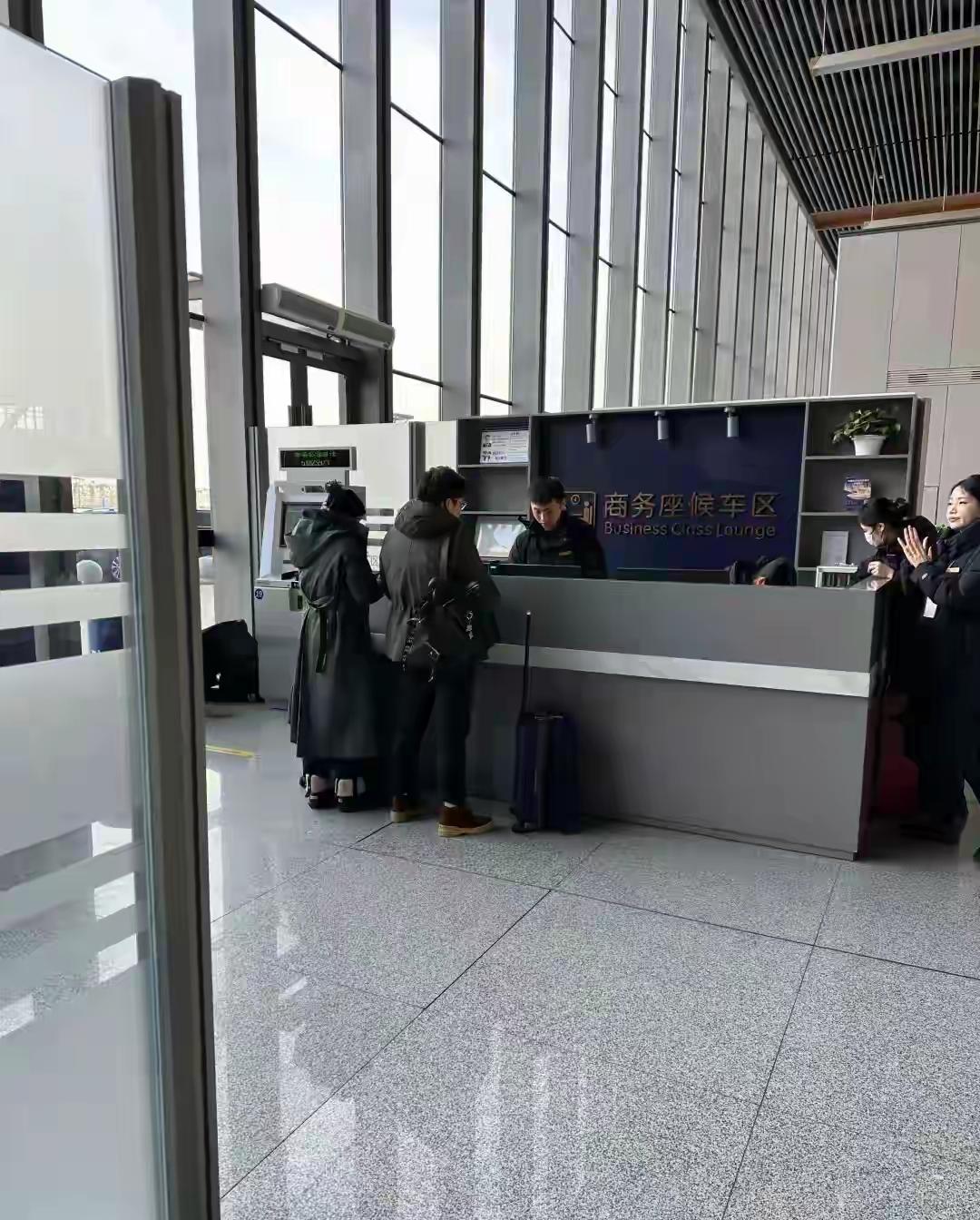 郭晶晶霍启刚高铁站被偶遇，俩人的低调再次刷屏！没有助理保镖，连口罩都不戴，站在候