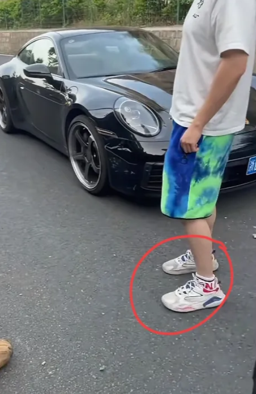 保时捷撞摩托事件我又挖出来几个细节:1.保时捷司机周某是余姚本地人，32岁，