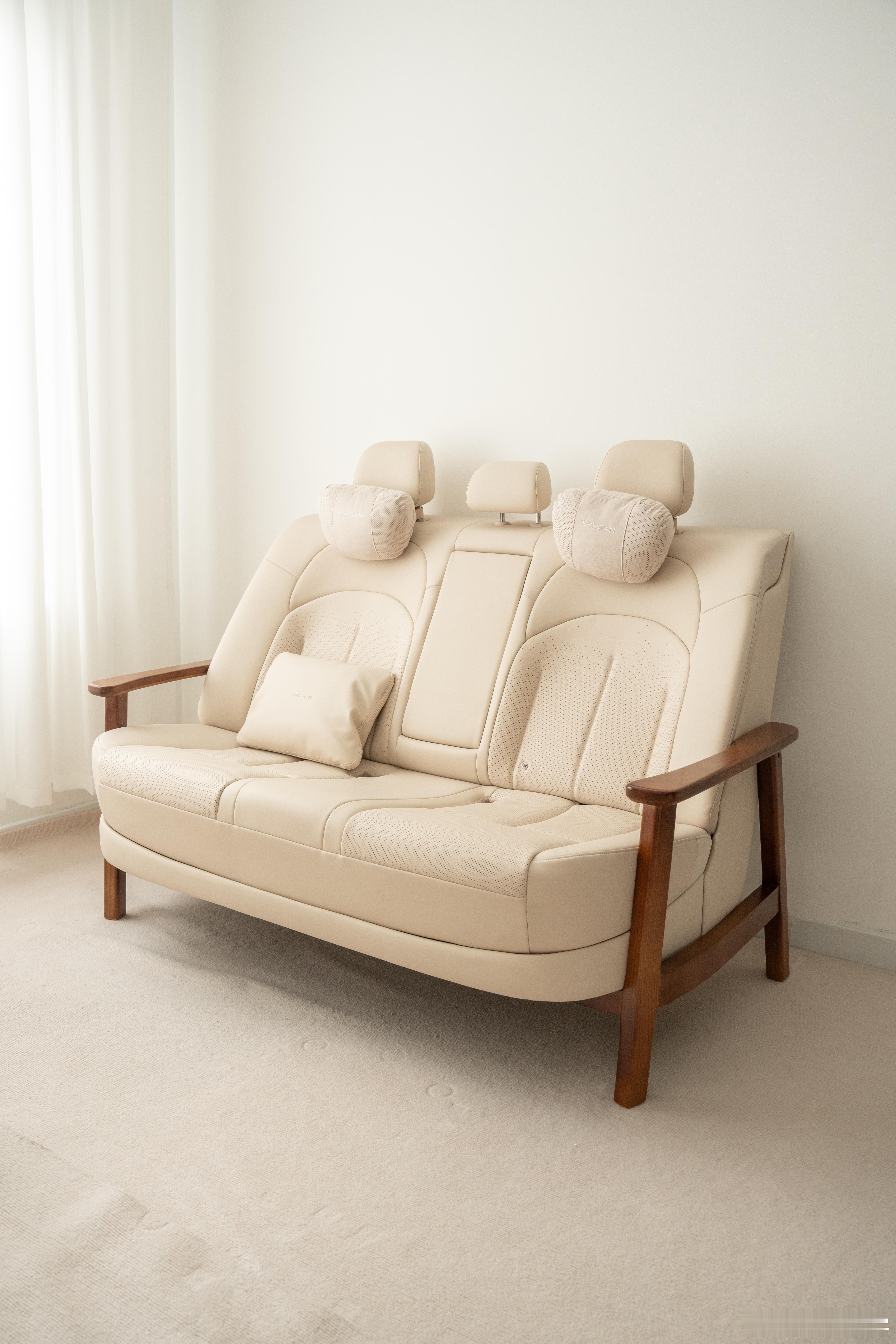 我吹爆这个日产大沙发原装的日产N6二排座椅沙发，被做成了大沙发，还有小桌板，坐起