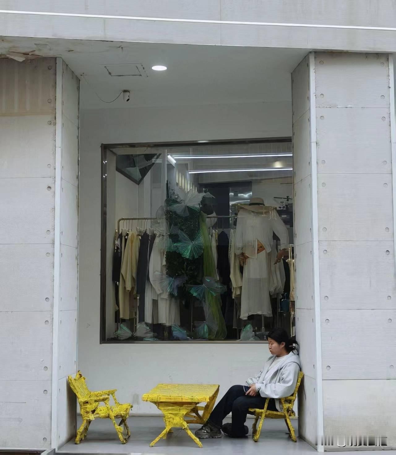 35岁以后拼的不是体力是胆量昨天在小区门口碰见前同事老刘，骑个电动车送闪送。