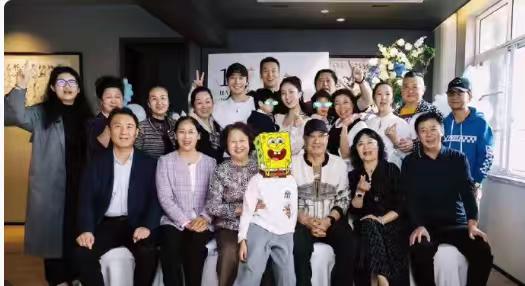 小海绵在黄晓明家的地位真是太高了！黄晓明带儿子小海绵参加舅舅孙子的一周岁生日宴