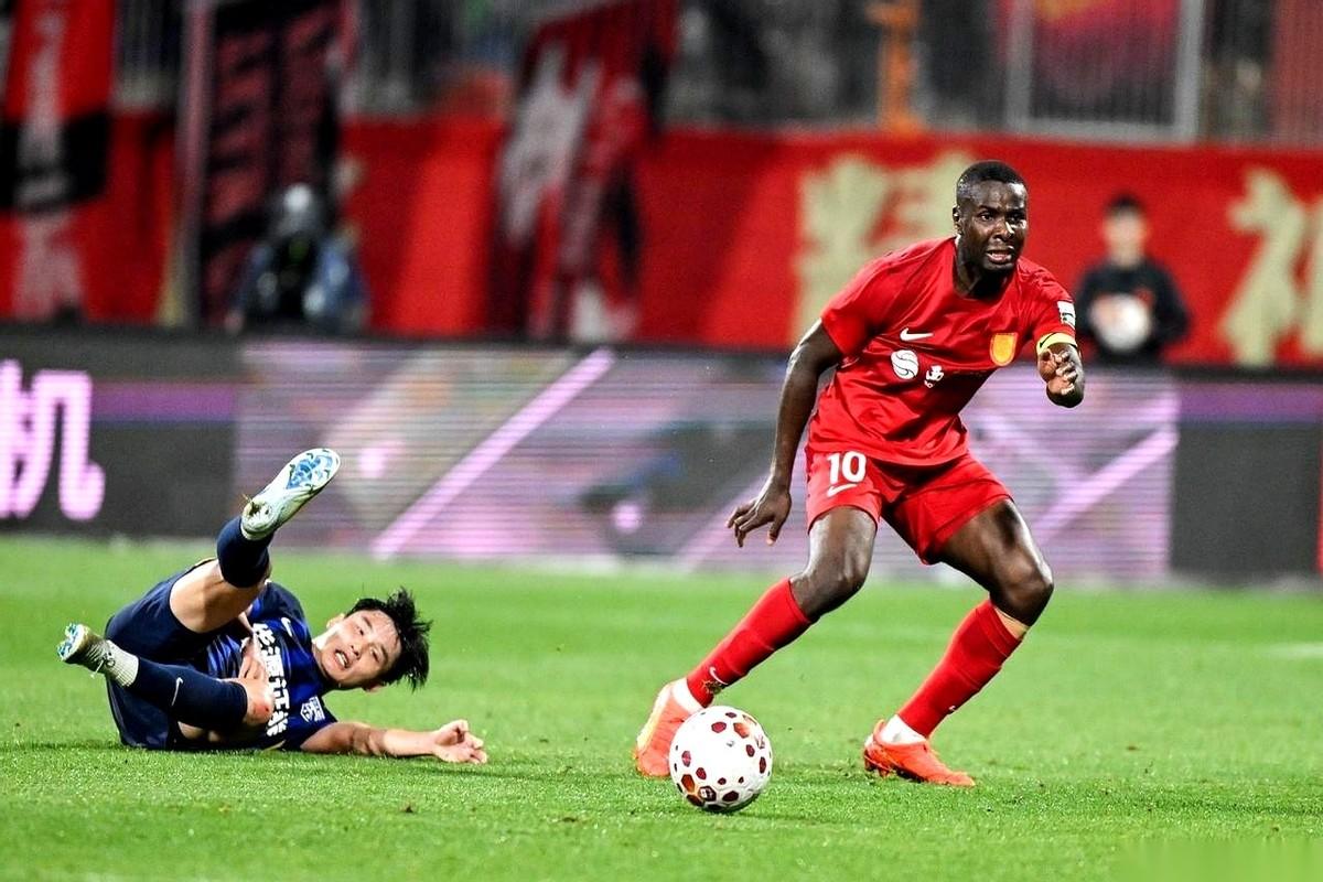 聊聊重庆铜梁龙的中场，阿马杜。去年官宣他加盟的时候，球迷论坛里一片叹气声。原因