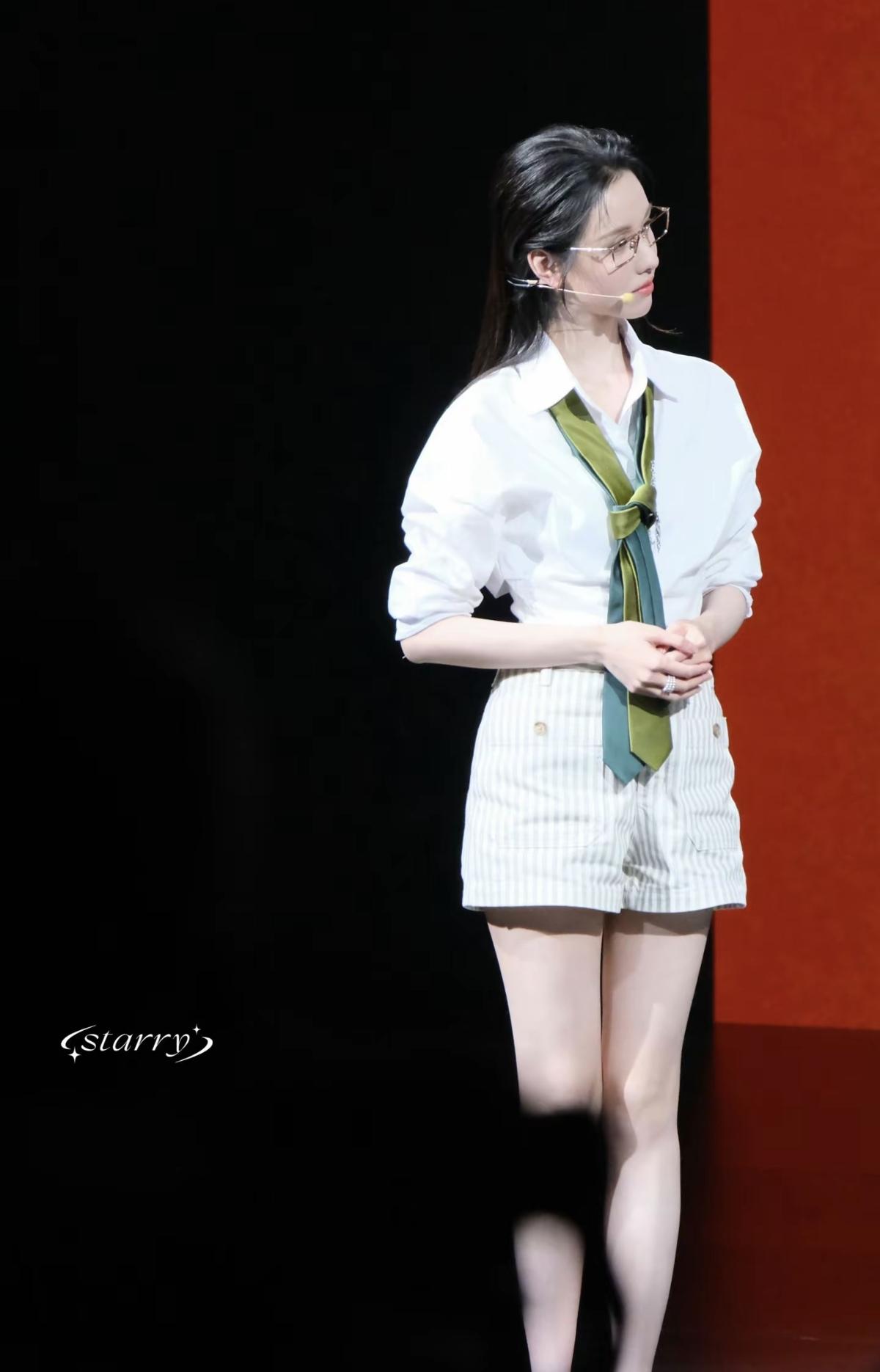 陈都灵这组高智感学姐造型太绝了！白衬衫+绿领带，金丝眼镜一戴，清冷又干练[赞]谁