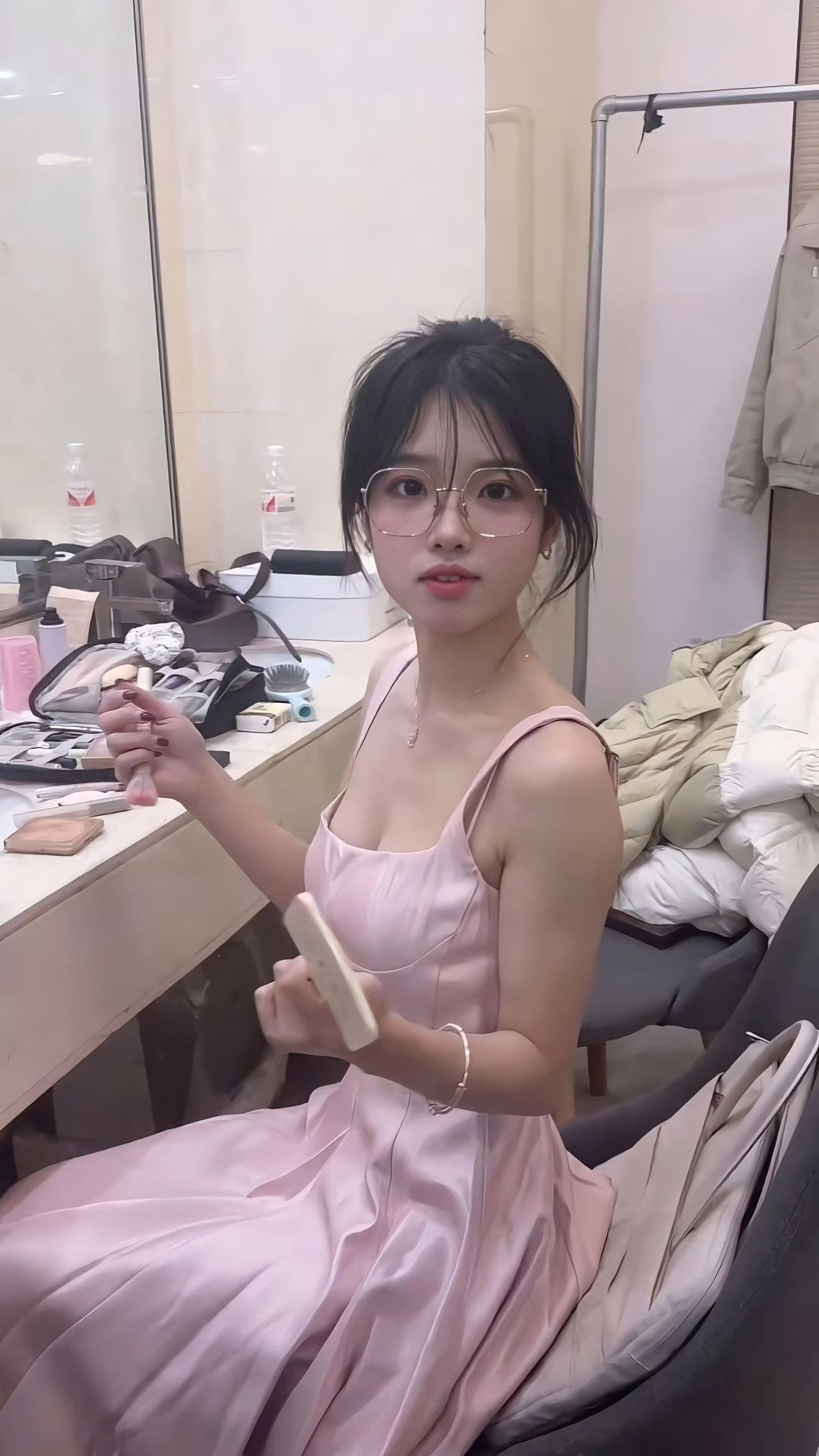 眼镜妹的含金量还在上升。