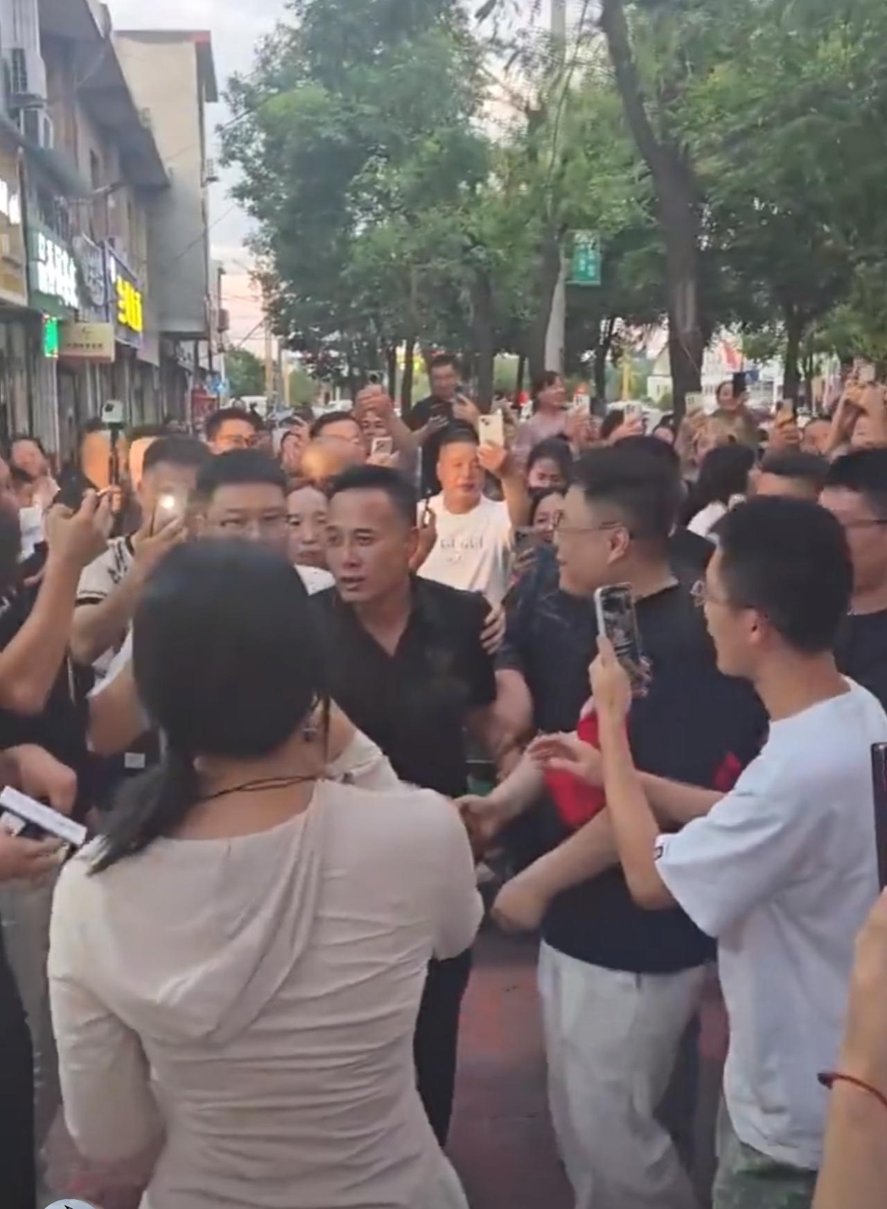 现在网友还是无聊。一个烧烤店老板，就因为长得像互联网巨头马斯克，结果就彻底红了