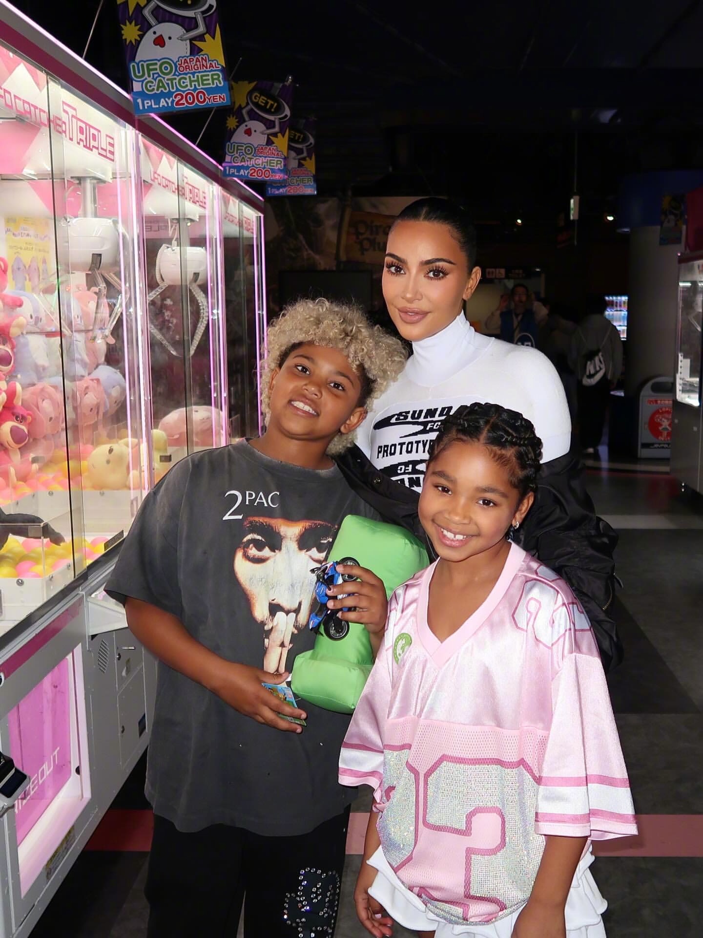 男友LewisHamilton亮相F1日本大奖赛，金.卡戴珊带着三个孩子还有