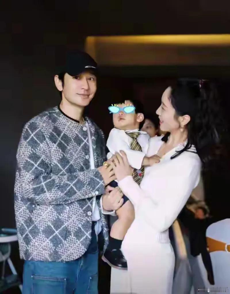 近日，Baby给黄晓明家外甥送金手镯一事引发关注。原来，是可爱的小海绵在其中“牵