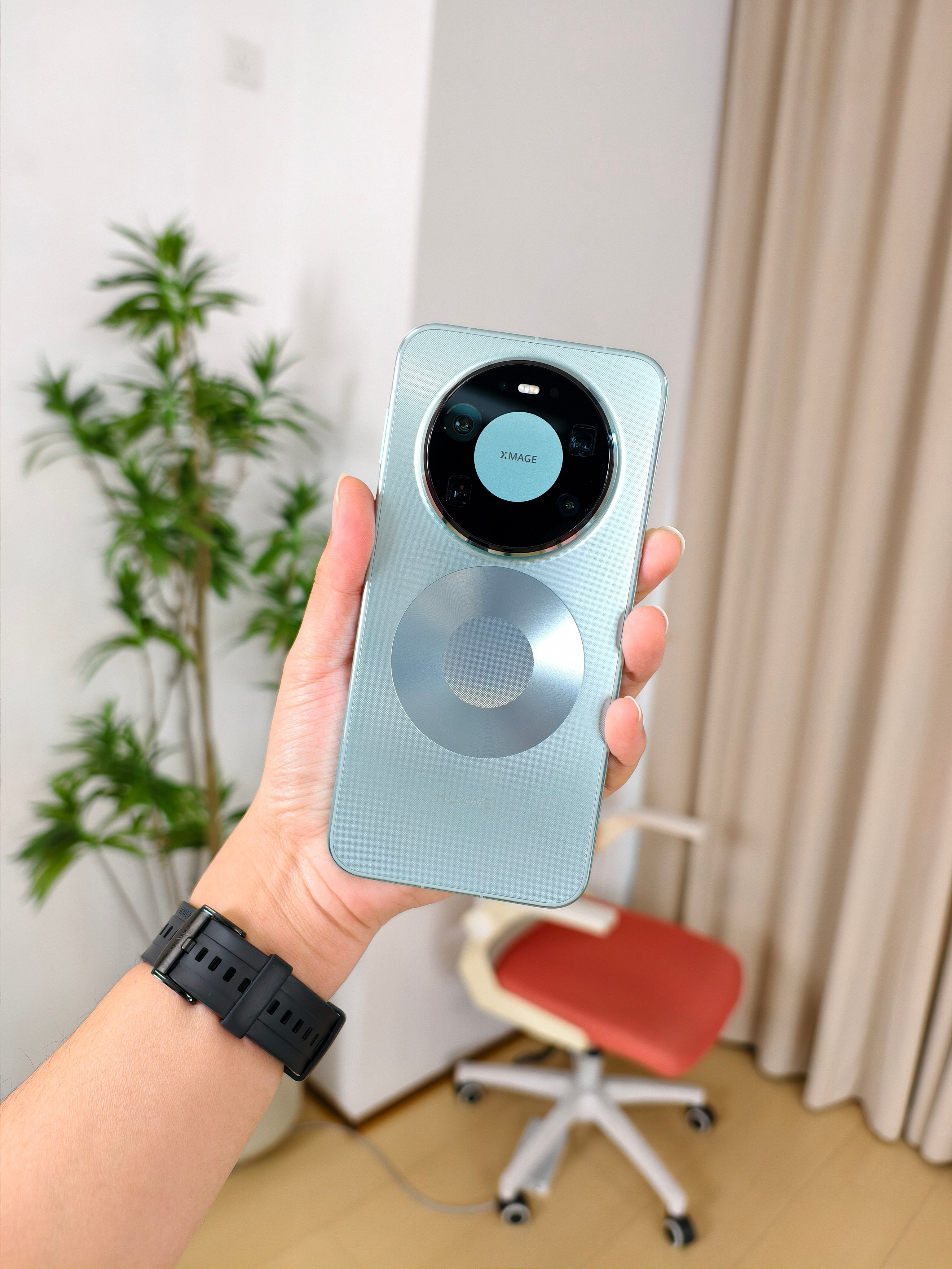 刚到手的华为Mate80ProMAX，只买到极光青配色，也挺好看的，这个后盖