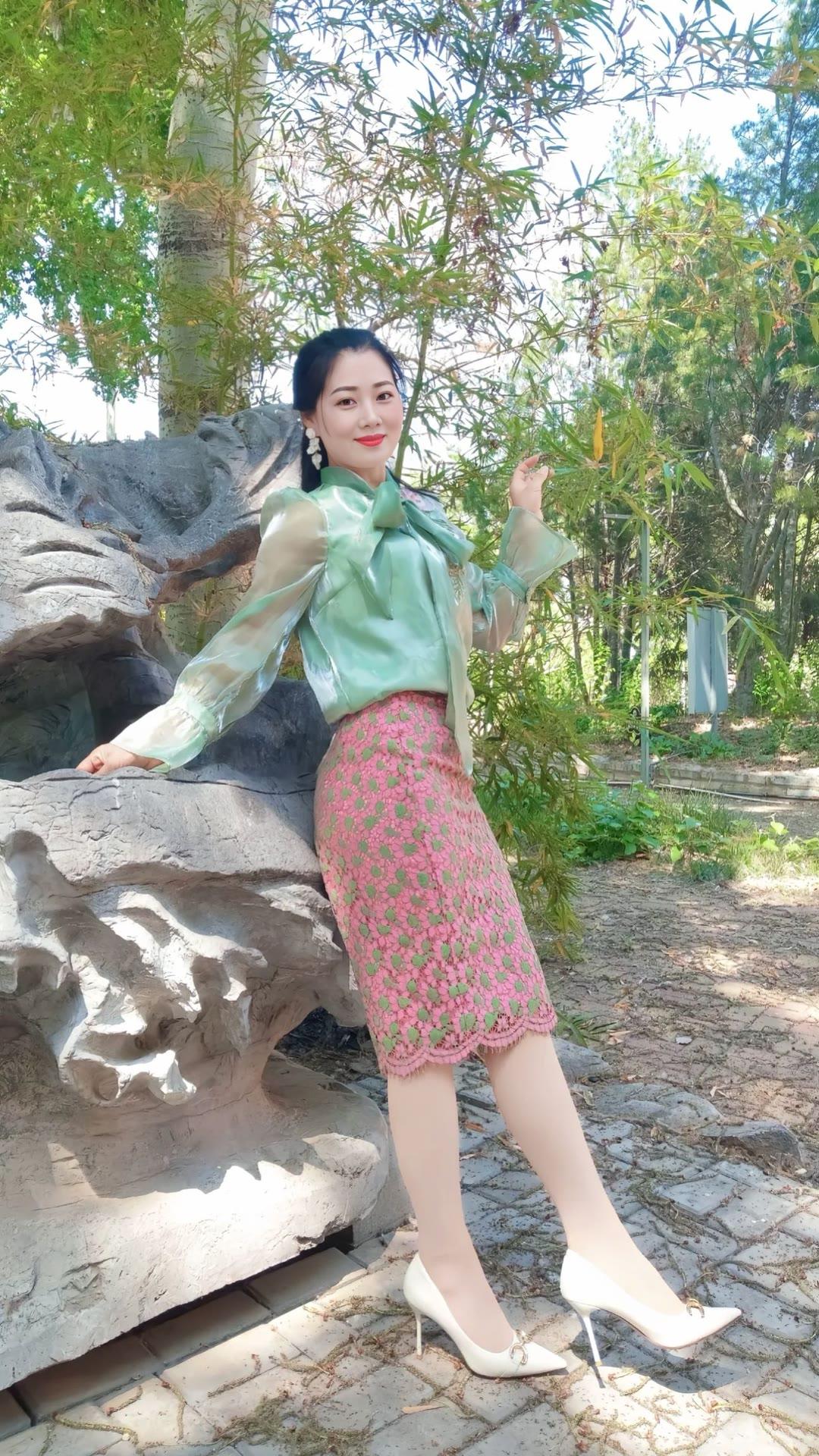 生活哪有那么多完美，不过是一半烟火谋生，一半诗意谋爱，知足便常乐！