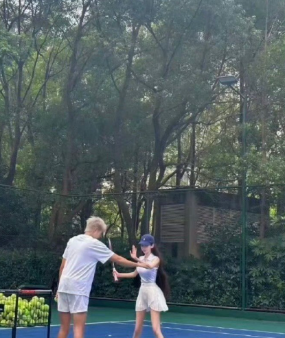 我去，叶珂好恐怖，这真的是她吗？身材瘦成了纸片人，漫画都不敢这么画的吧