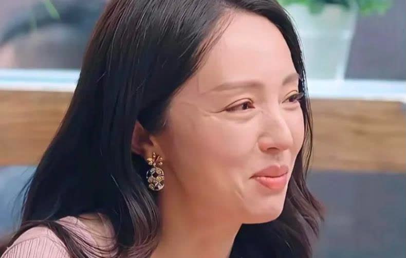 44岁董璇急着让女儿住校背后竟是二胎倒计时小酒窝刚上小学，董璇就