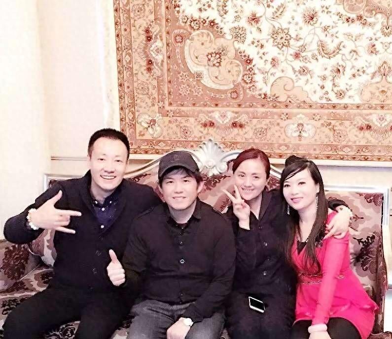这张4人旧日合照，我只认出了笑意粲然、清姿雅韵的朱媛媛，喜容绽放、神情自然的辛柏