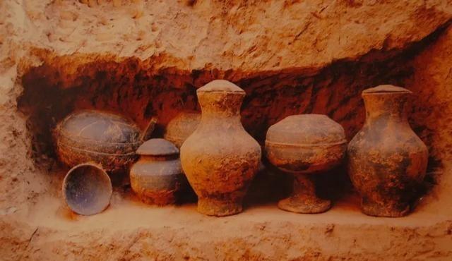 夏朝，这个中国历史上第一个朝代，通常被认为诞生在黄河流域的中原地区。近年来的考古