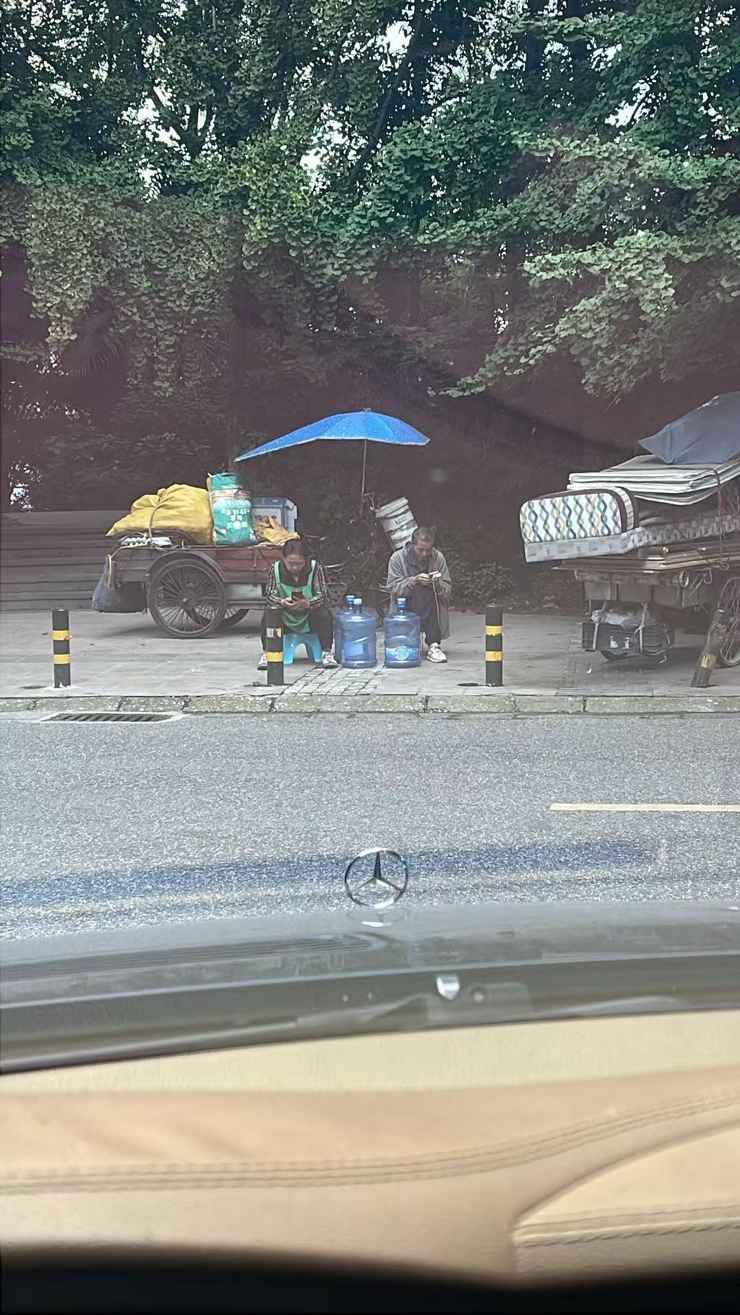 不得不说！成都一夜之间岀现如图之，城市之痛的项目，＂牛皮癣再生长＂！谁之过？谁