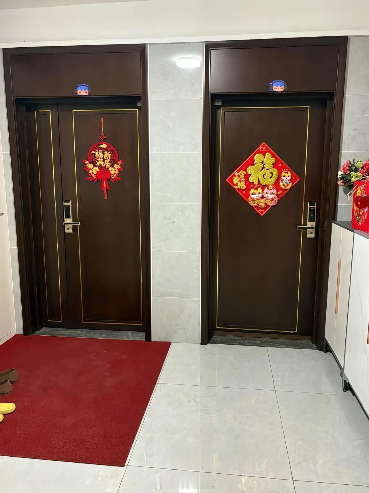 谁能告诉我，邻居把鞋柜摆成这样真的不过分吗？公共走廊摆个矮鞋柜也就算了，上面还堆