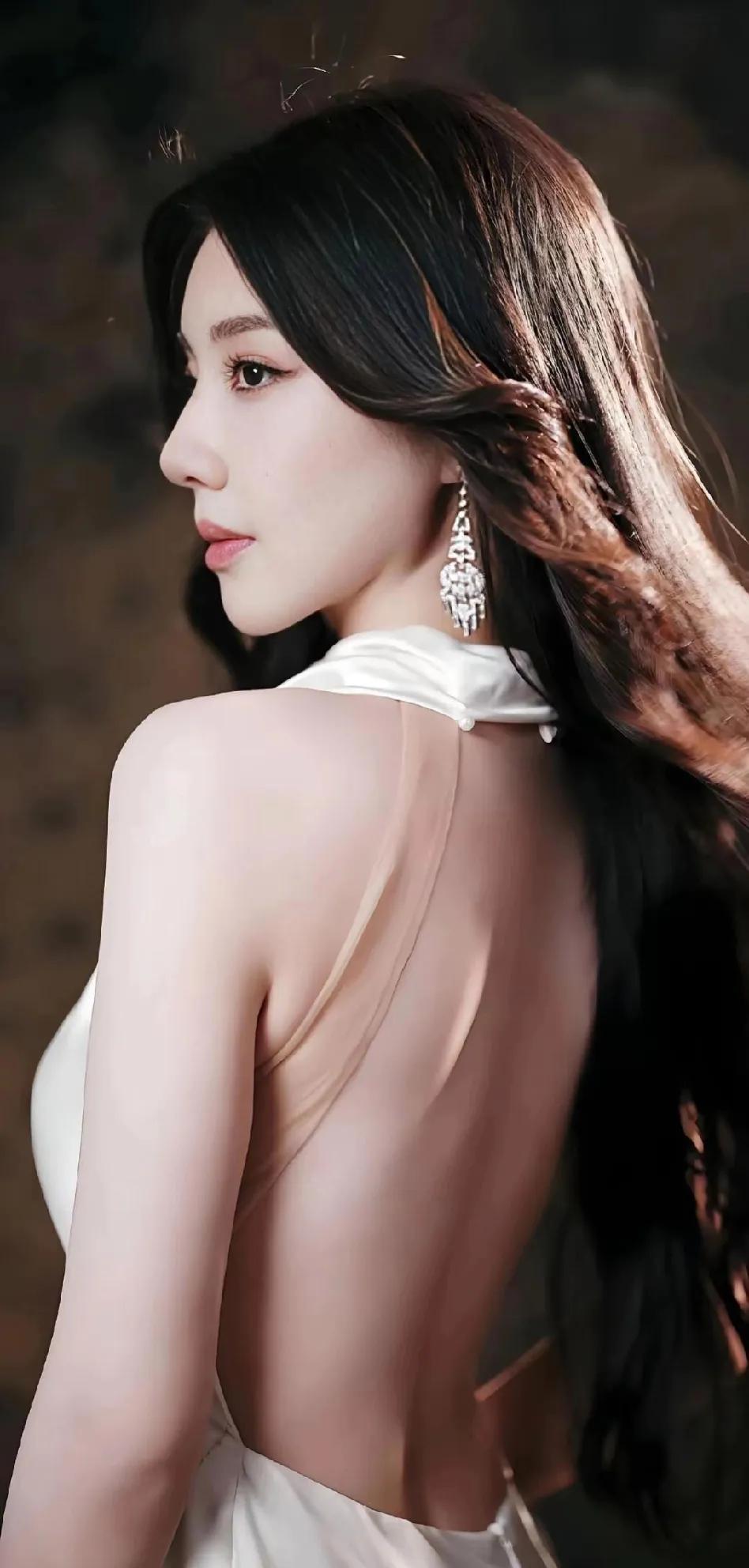 王鹤润这背影杀，谁看了不心动！一袭白色缎面鱼尾裙太绝了！露肩+露背设计直接