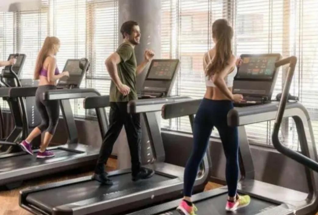 56岁大爷肾衰竭离世,平时爱喝水常运动,医生叹息:这3事太伤肾肾脏的核心工作