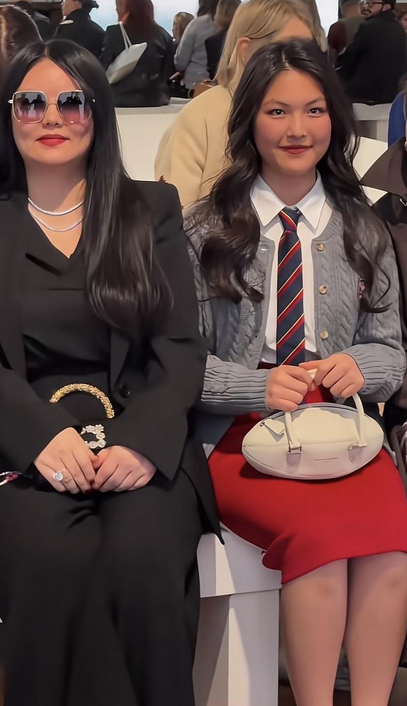 李湘带王诗龄参加时装秀被偶遇，网友镜头下的李湘和王诗龄真实的样子，李湘在女儿面前