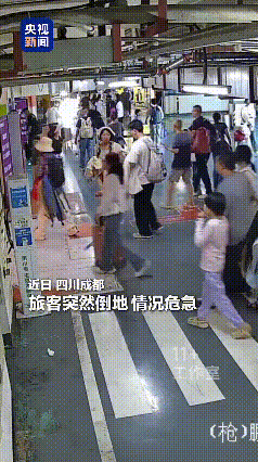 上央视新闻了！成都东客站那一幕，谁看了不跟着揪心又感动？妈妈前一秒还拉着儿子的手