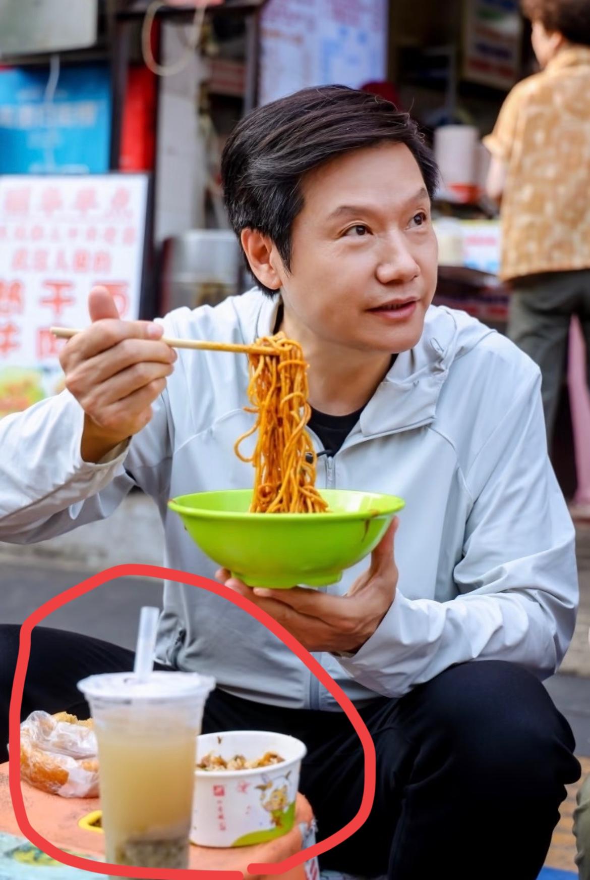 我严重怀疑，雷军这次在武汉吃早饭，不是为了营销，也不是为了搞什么人设。他就是