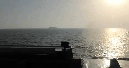 美军太狂了，直接对着伊朗的船开枪，本来想硬欺负人家，没想到伊朗那边的人来得特别快