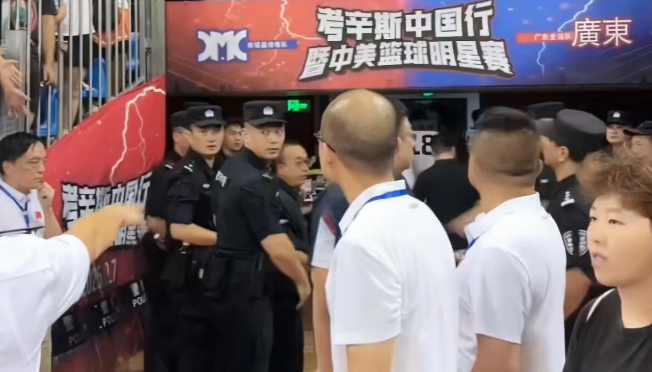 重庆的一场热身赛，广东全运队78-90不敌美国考辛斯中国行肯塔基明星队。双方近