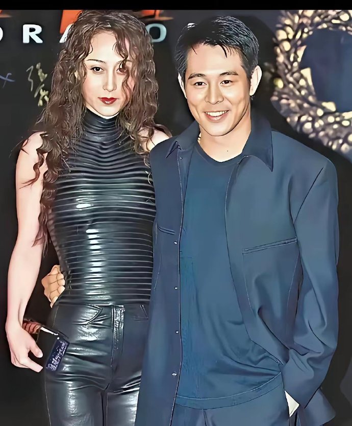 印象中的利智似乎从来没有开怀大笑过，她总是浅笑即止