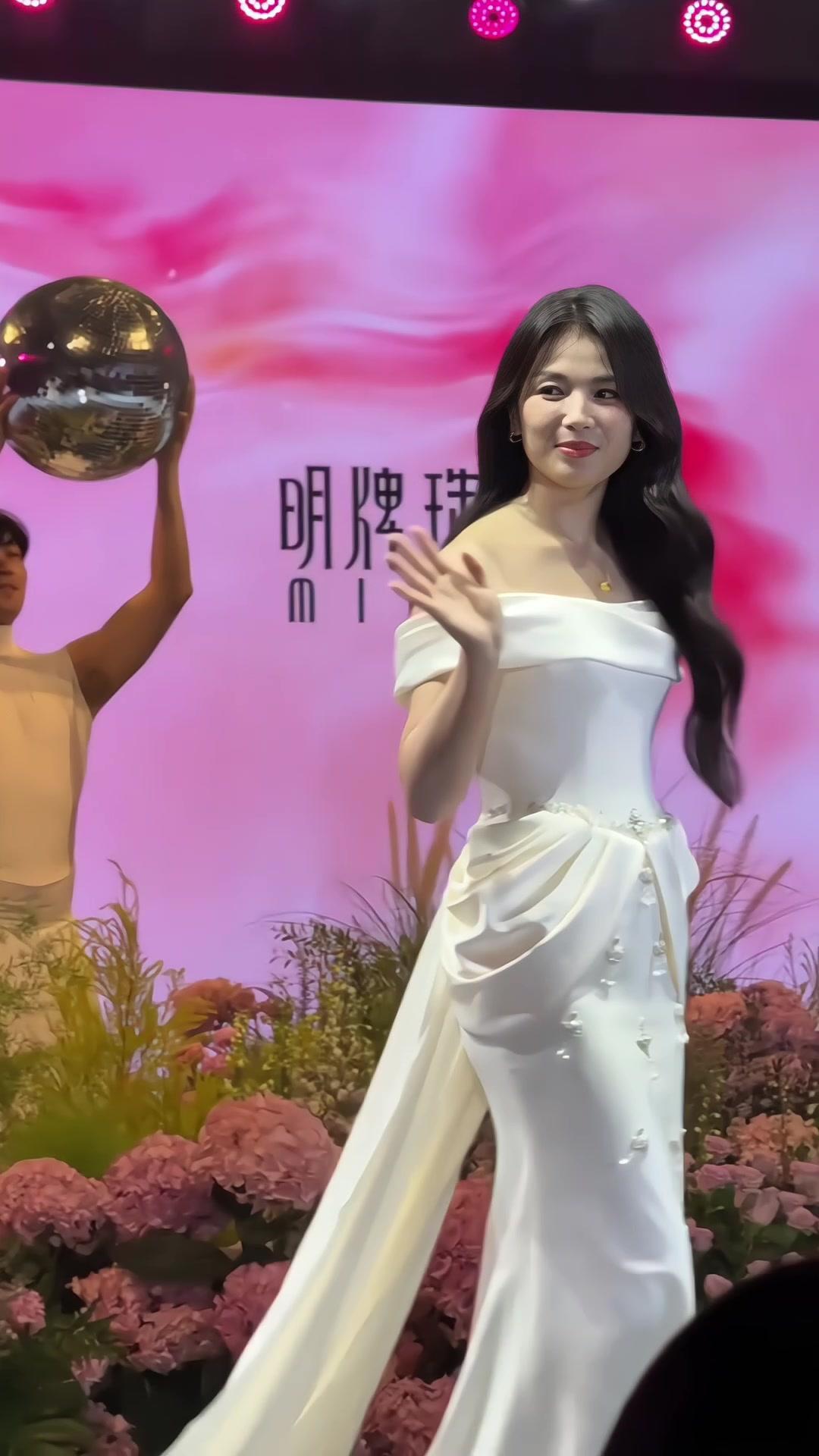 👗刘涛一袭白色长裙亮相，优雅又仙气十足，女神氛围感拉满，每一处细节都透着精致，
