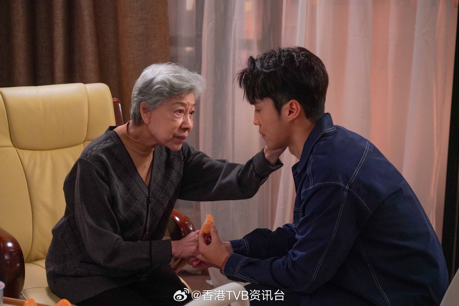 罗兰坐巴士出行91岁近况曝光皮肤白滑精神好：太有气质了吧现年91岁的金像奖影