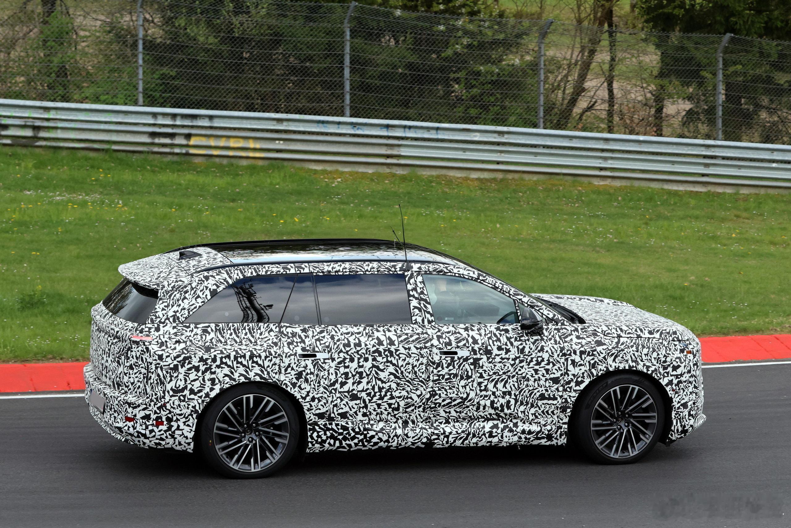 这是一台……………………雷克萨斯TZ