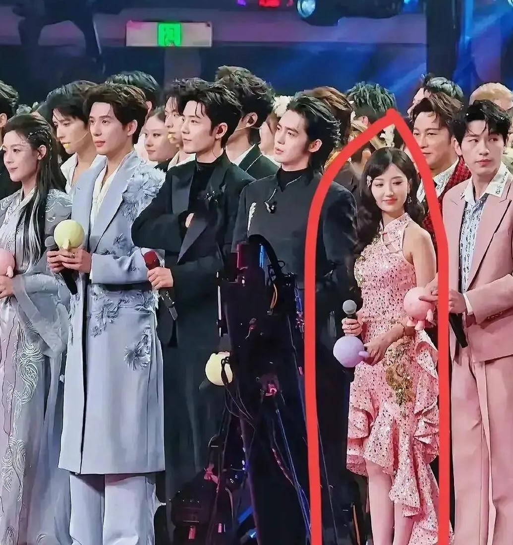 横店片场今天，一个1米62的女演员被副导演礼貌劝退。理由冰冷：新规之下，她连入