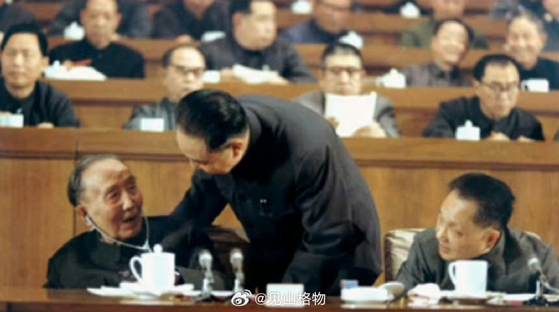 1978年，北京。晚年的郭沫若，抱病参加全国科学大会，几个月后病逝。病危中郭老留