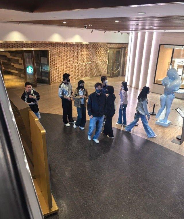 49岁陆毅和郭京飞两家人上海逛街被偶遇，郭京飞儿子罕见露脸个头超爸，网友：这对连襟咋突然一起出门了​
