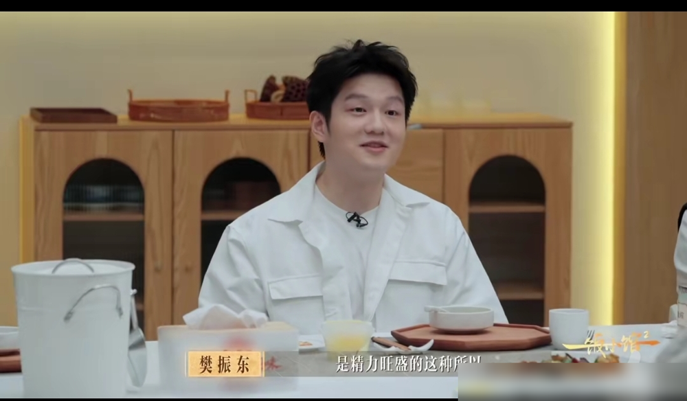 顶级运动员樊振东，赛前只吃三明治？他是美食综艺《一饭封神》的个人首秀，和主厨黎子安早有渊源。前几年在
