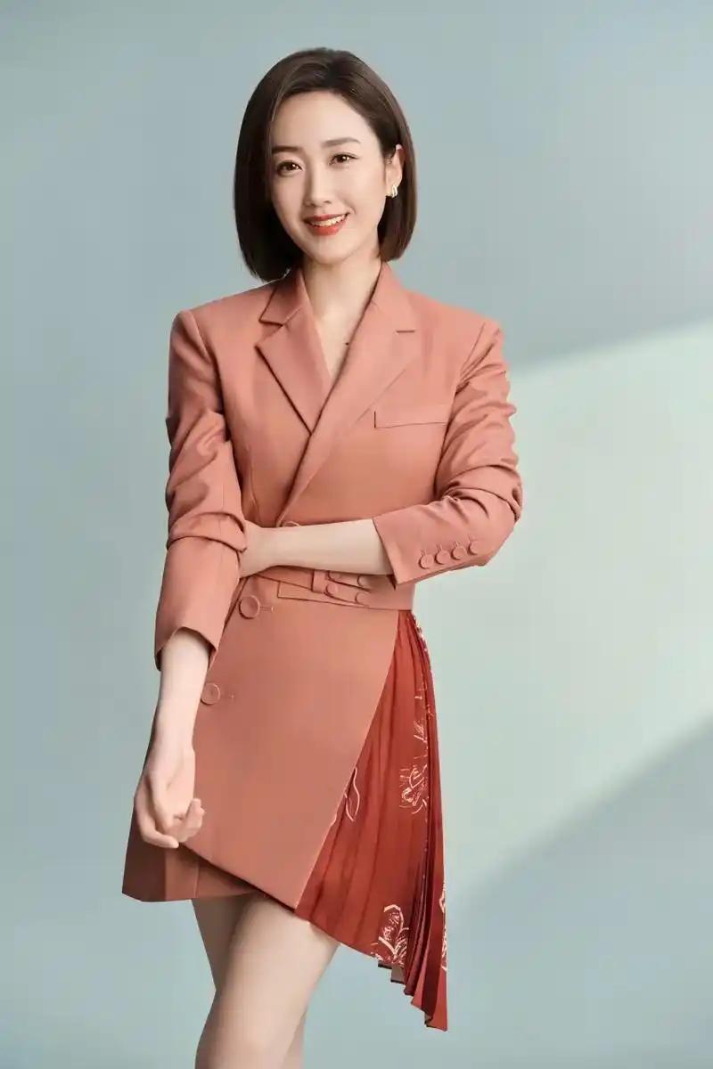 央视主持人中，我最喜欢的是王嘉宁，她长相优雅美丽，端庄大方。主持节目时，更是