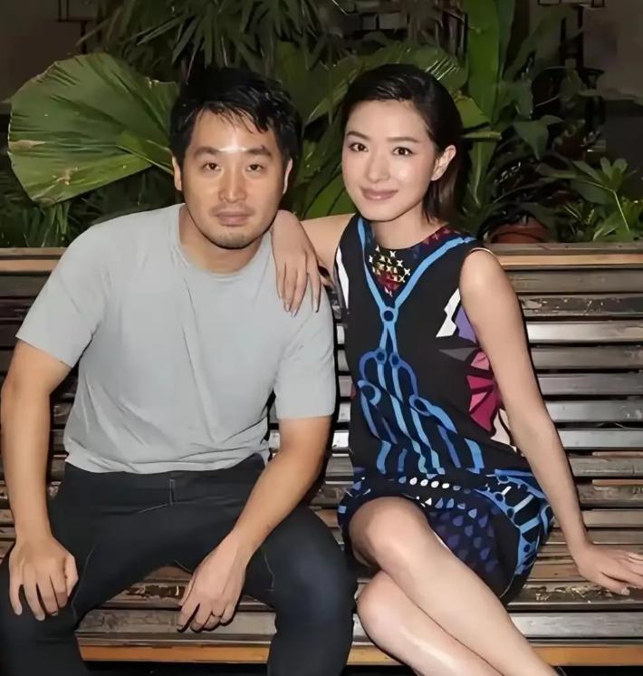 演员万茜与圈外丈夫徐洪涛在户外的一张合影。万茜五官精致，气质高雅，徐洪涛阳光帅气