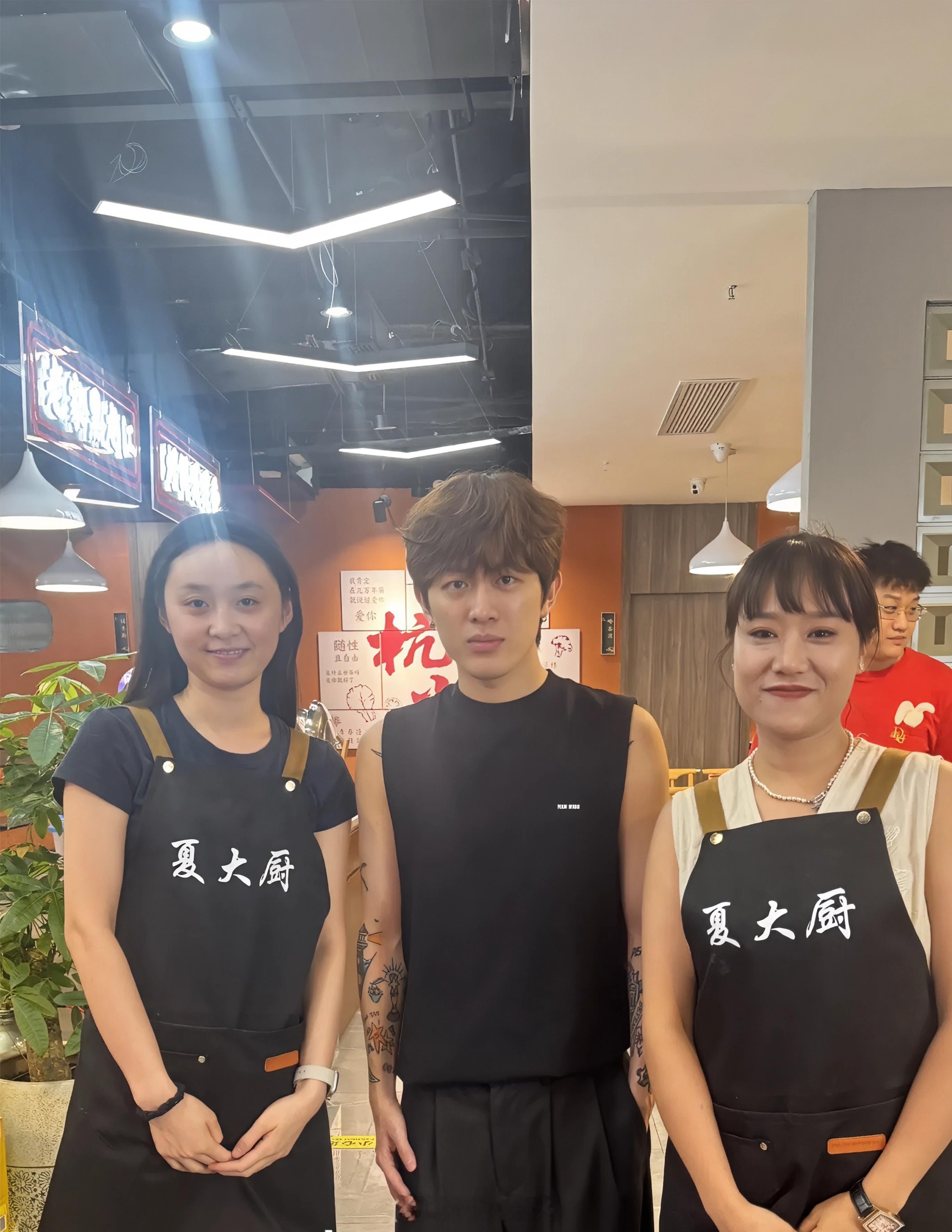 牌牌琦目前还在杭州，和老友达少线下碰面相聚，不少细心粉丝发现，如今他整个人状态松