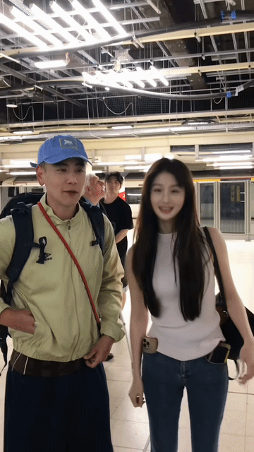 彭于晏见到这么漂亮的女粉丝，心里也很乐吧？他的嘴角就没放下来过，眼睛还时不时偷瞄