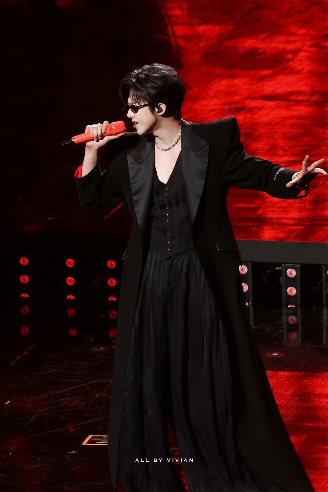 高音稳、气场强、舞台绝，循环亿遍不腻🎤烟嗓撕裂舞台，摇滚改编封神，全开麦稳到离