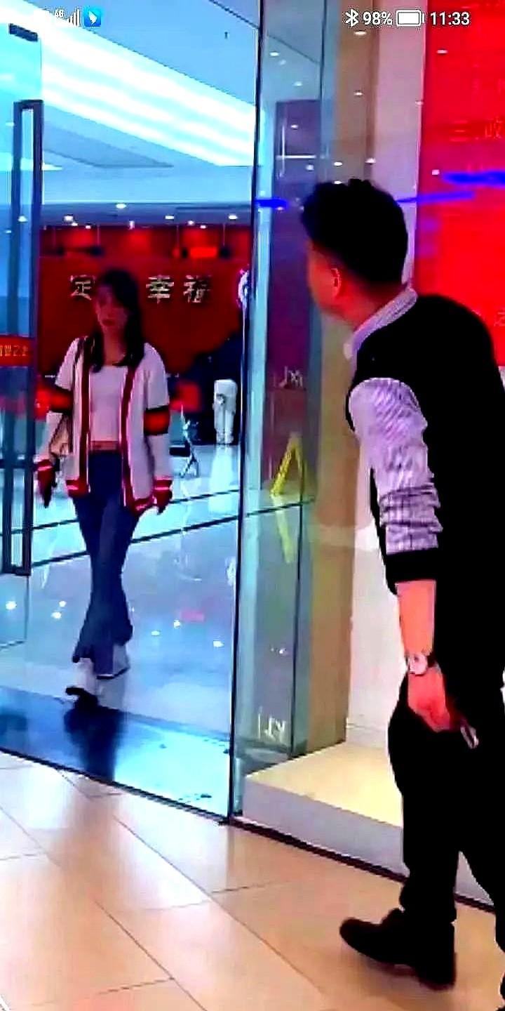 奇葩！撞婚，一男子找不到女朋友，自己跑到民政局门口等着离完婚的女子出来，正好一
