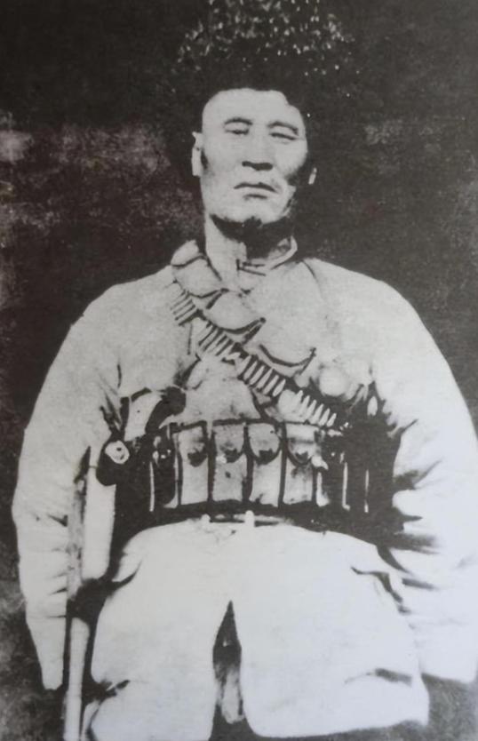 1949年，解放军一军二师骑兵营击毙一个狼狈逃窜的土匪头目，检查尸体时，从其身上