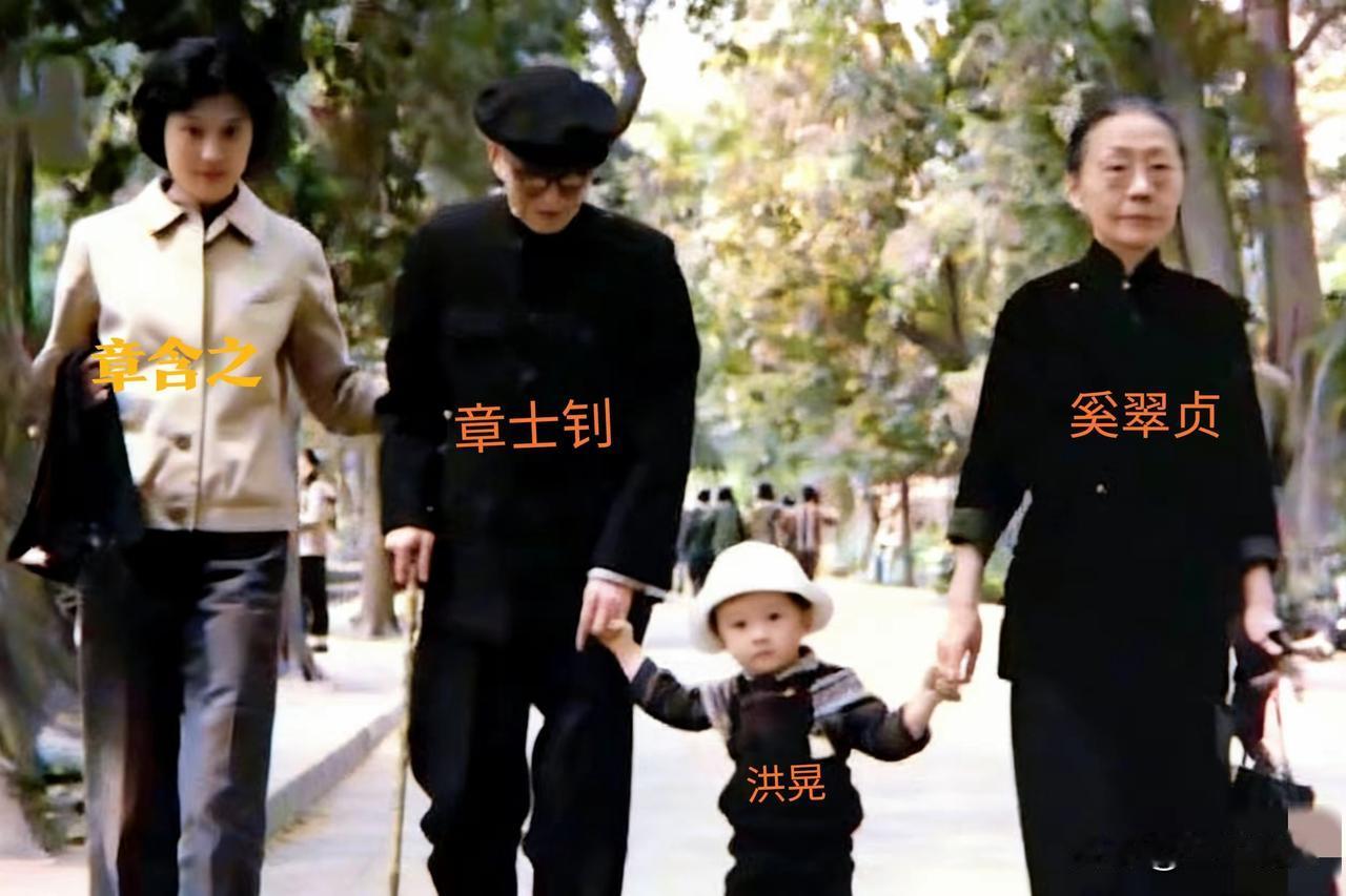 1962年，洪晃童年和外公章士钊、母亲章含之散步的留影，洪晃出生于1961年国家